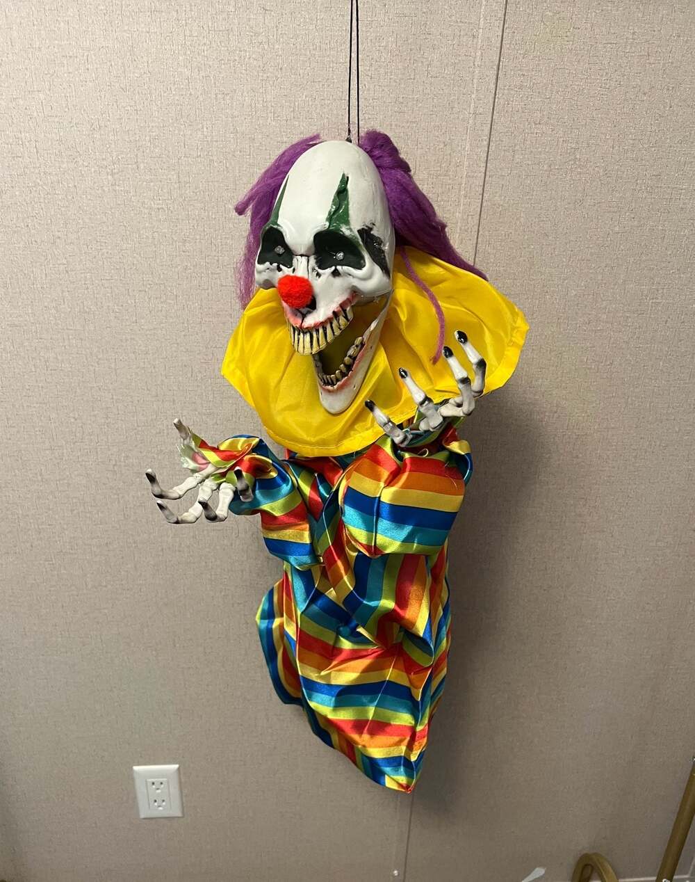 Halloween Outdoor Scary Decorations, Animatronic Hanging Clown Corpse, with Soun